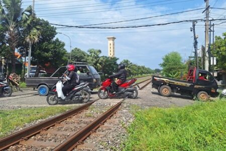 Upaya Dishub Lamongan Mencegah Kecelakaan di Perlintasan Kereta Api Saat Mudik Lebaran 2025 Foto BeritaJatim.com
