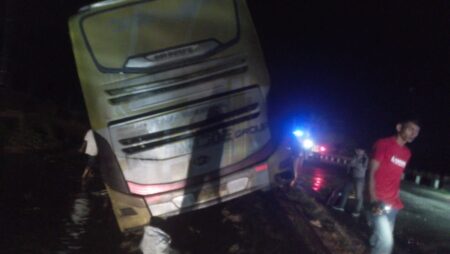 Bus Alami Kecelakaan di Jalur Mudik Pantura Tuban Foto BeritaJatim.com