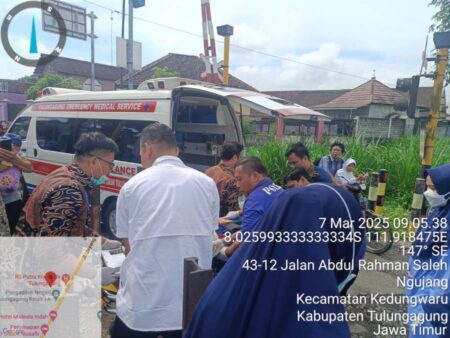 Nekat Terobos Palang Pintu Perlintasan, Kakek di Tulungagung Tersambar KA Foto BeritaJatim.com