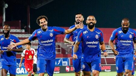 Arema FC Naik Peringkat: Jarak dengan Persebaya Tinggal 6 Poin, Siap Gulingkan Bajul Ijo? Foto BeritaJatim.com
