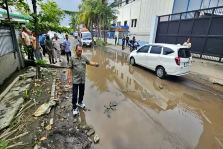 Jalan Kalianak 51 Surabaya Rusak Parah, Armuji Desak Pengembang Segera Perbaiki Foto BeritaJatim.com
