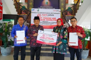Bank Jatim Serahkan Bantuan CSR Dua Unit Tangki Air untuk Pemkab Sampang Foto BeritaJatim.com