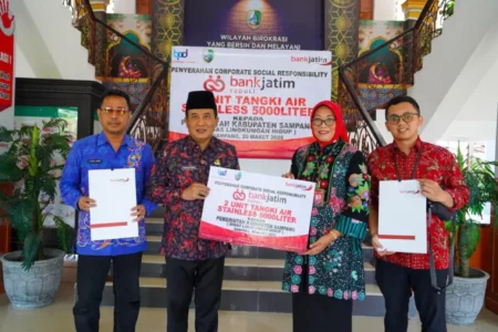 Bank Jatim Serahkan Bantuan CSR Dua Unit Tangki Air untuk Pemkab Sampang Foto BeritaJatim.com