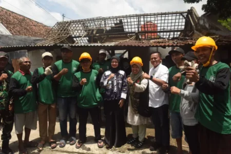 Wali Kota Kediri Tinjau Bedah Rumah di Burengan, Rusmiati: Terima Kasih Mbak Vinanda Foto BeritaJatim.com