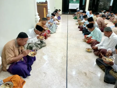 Masjid di Pacitan, Sediakan Menu Berbuka Ala Restoran Foto BeritaJatim.com