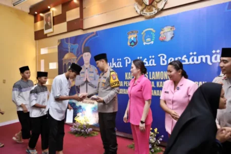 Kapolres Lamongan Berbagi Kebahagiaan Ramadan Bersama Anak Yatim Piatu Foto BeritaJatim.com