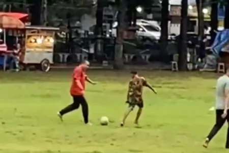 Saat Bupati Situbondo Bermain Sepak Bola dengan Anak-anak di Alun-alun Foto BeritaJatim.com