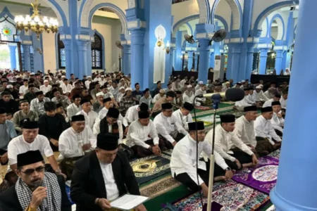 Bupati & Wabup Tuban Sholat Idul Fitri di Masjid Agung Foto BeritaJatim.com