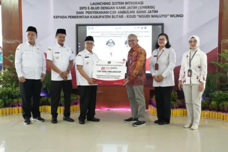 Bank Jatim Serahkan Bantuan Ambulans untuk Pemkab Blitar Foto BeritaJatim.com