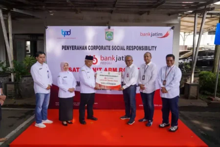 Bank Jatim Serahkan CSR Arm Roll Truck untuk Dukung Kebersihan Malang Foto BeritaJatim.com