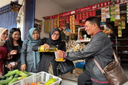 Komisi II DPRD Banyuwangi Sidak Minyakita di Pasar Tradisional Foto BeritaJatim.com