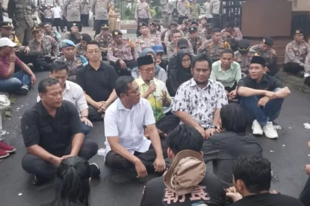Ketua dan 8 Anggota DPRD Jember Tandatangani Penolakan UU TNI Foto BeritaJatim.com