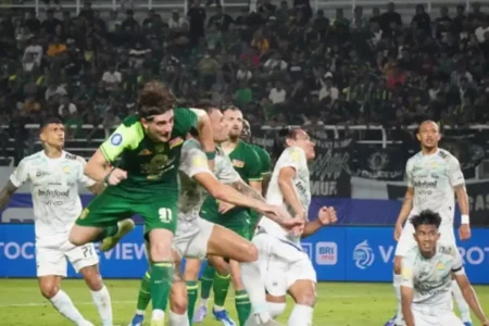 Belum Cetak Gol, Dejan Tumbas Dipercaya Paul Munster Sebagai Gelandang Persebaya Foto BeritaJatim.com