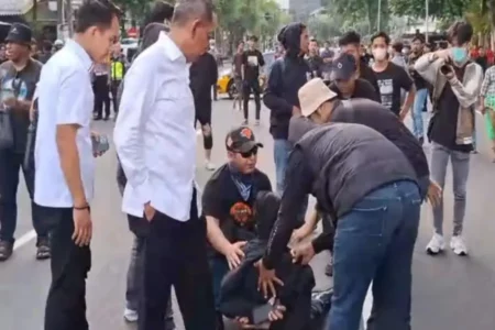 25 Demonstran Ditangkap Polisi saat Aksi Tolak UU TNI di Surabaya Foto BeritaJatim.com