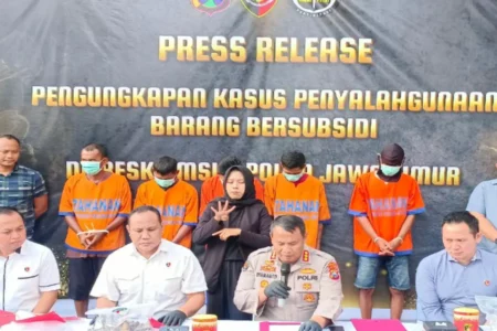 Polda Jatim Bongkar Bisnis Elpiji Oplosan 3Kg ke Non Subsidi di Perak Jombang Foto BeritaJatim.com