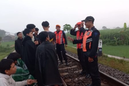 Ngabuburit di Kawasan Jalur KA Bisa Kena Denda Rp15 Juta Foto BeritaJatim.com