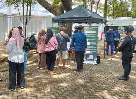 Penukaran Uang Baru di Stadion Kanjuruhan Malang Ludes dalam Sehari, Ini Jadwal Selanjutnya Foto BeritaJatim.com