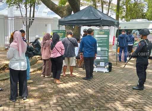 Penukaran Uang Baru di Stadion Kanjuruhan Malang Ludes dalam Sehari, Ini Jadwal Selanjutnya Foto BeritaJatim.com