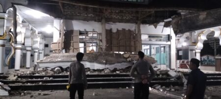 Teras Masjid Baiturrahman di Pulau Raas Sumenep Tiba-tiba Ambruk Usai Jemaah Sholat Maghrib Foto BeritaJatim.com