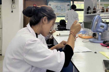 ITS Raih Emas di Thailand Berkat Alat Deteksi Glukosa berbasis Air Liur Foto BeritaJatim.com