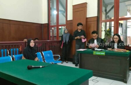 Wanita Pemandu Lagu Ini Ungkap Kekejaman Suami di Persidangan Foto BeritaJatim.com