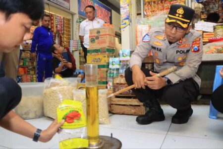 Kapolres Ngawi Bersama Satgas Pangan Sidak MinyaKita di Pasar Besar, Ini Hasilnya Foto BeritaJatim.com