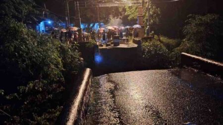 Diterjang Air Sungai Sumber Kembar, Jembatan di Mojokerto Putus Foto BeritaJatim.com
