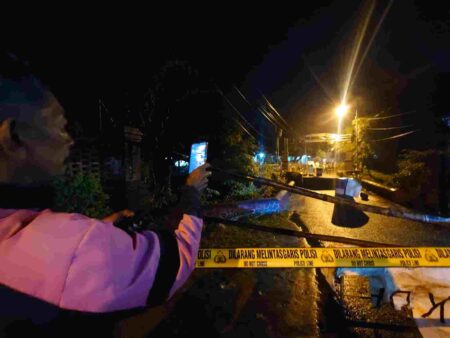Jembatan di Wonodadi Mojokerto Putus Diterjang Banjir, Warga Harus Memutar 5 KM Foto BeritaJatim.com