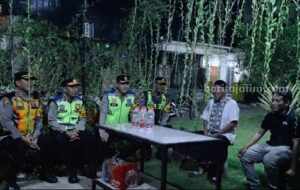 Kapolres Lamongan Pimpin Patroli Sahur, Pastikan Keamanan Warga di Bulan Ramadhan Foto BeritaJatim.com