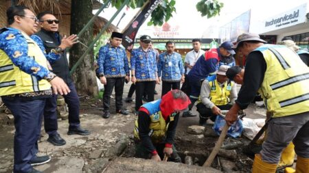Tidak Ingin Banjir Lagi, Wali Kota Malang Pantau Langsung Normalisasi Drainase Soehat Foto BeritaJatim.com