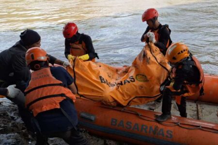 Jasad Korban Banjir Magetan Mengambang di Sungai Bengawan Madiun Ngawi Foto BeritaJatim.com