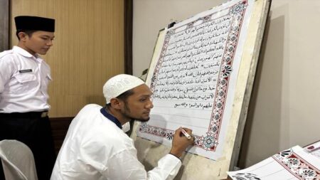 Warga Binaan Lapas Banyuwangi Tulis Al-Quran Berukuran Hampir Satu Meter Foto BeritaJatim.com