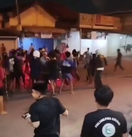 Pelabuhan Kamal Bangkalan Jadi Arena Perang Sarung Foto BeritaJatim.com