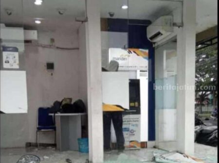 Angin Kencang Terjang Perum PPS Gresik, Warga Panik Foto BeritaJatim.com