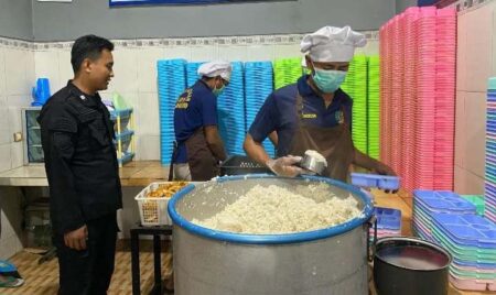 Pemenuhan Hak Warga Binaan, Lapas Mojokerto Pastikan Pembagian Sahur Berjalan Tertib Foto BeritaJatim.com