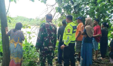 Geger! Mayat Pria Bertato Naga Mengambang di Sungai Brantas Mojokerto Foto BeritaJatim.com