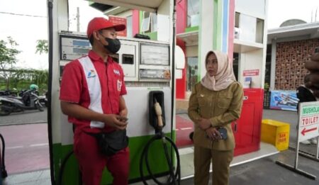 Pastikan Stok dan Harga Sesuai HET, Wali Kota Mojokerto Sidak Pangkalan LPG dan SPBU Foto BeritaJatim.com