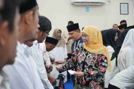 Gubernur Khofifah dan Kadisdik Jatim Salurkan 500 Paket Sembako untuk Guru Prasejahtera di Jombang Foto BeritaJatim.com