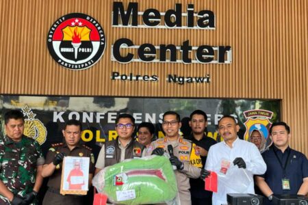 Bisnis Esek-Esek Berkedok Warung Kopi di Geneng Ngawi Terungkap, Ternyata yang Dijual Anak Kandungnya Foto BeritaJatim.com