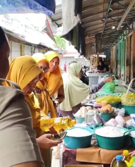Sidak Pasar di Bangkalan Petugas Temukan Produk Kedaluarsa Foto BeritaJatim.com