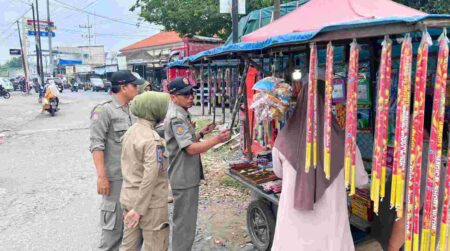 Jelang Lebaran, Satpol PP Kabupaten Mojokerto Himbau Pedagang Tak Jual Petasan Foto BeritaJatim.com