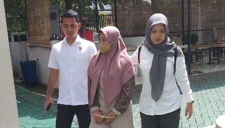 Tersangka Arisan Bodong Senilai Rp 1,7 Miliar Diserahkan ke Kejari Gresik Foto BeritaJatim.com