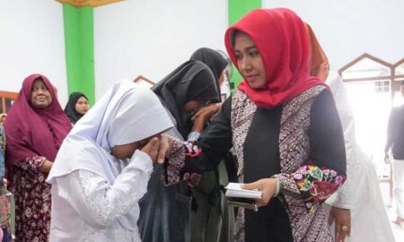 Bersama Muslimat NU, Wali Kota Mojokerto Berikan Santunan Anak Yatim dan Warga Dhuafa Foto BeritaJatim.com