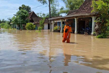 Banjir Rendam 8 Desa di Ngawi, Puluhan Rumah Terdampak Foto BeritaJatim.com