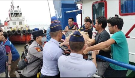 Polisi Evakuasi ABK TB Barokah yang Pingsan di Perairan Gresik Foto BeritaJatim.com