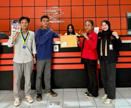 Mahasiswa Blitar Kirim Nota Pencabutan UU TNI ke DPR RI Lewat Ekspedisi, Tak Percaya DPRD Foto BeritaJatim.com
