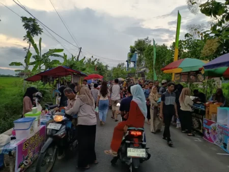 Hari Pertama Puasa, Pasar Ramadhan di Desa Lengkong Ponorogo Ramai Pemburu Takjil Foto BeritaJatim.com