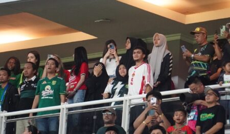 Stadion GBT Berduka, Tribun Tangisi Kepergian Bejo Sugiantoro Foto BeritaJatim.com