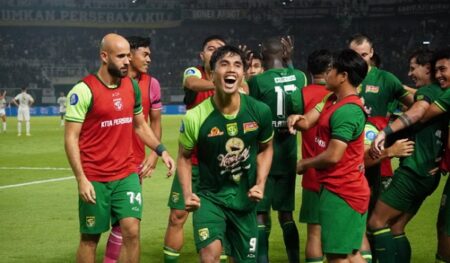 Persebaya Taklukkan Persib 4-1: Akhiri Penantian 6 Tahun Lewat Strategi Cerdas Paul Munster Foto BeritaJatim.com