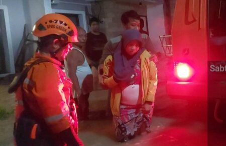 Hari Kedua Ramadan 2025, Banjir Masih Menghantui Warga Gresik Foto BeritaJatim.com